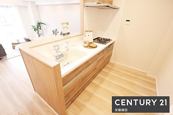 【　キッチン　/　Kitchen　】お子様を見守りながら、テレビも楽しみつつ調理できる開放的なオープンキッチンお料理の受け渡しもスムーズ！