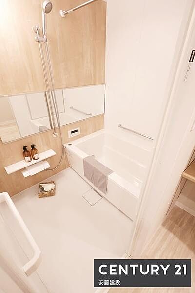 【　浴室　/　Bathroom　】ホテルのような上質なデザインのシステムバスホスクリーンが備わっており、雨の日でも部屋干し可能