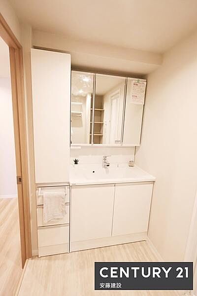 【　独立洗面化粧台　】三面鏡のため身だしなみのチェックもバッチリ！収納完備でタオルや洗剤などしまえて便利です。