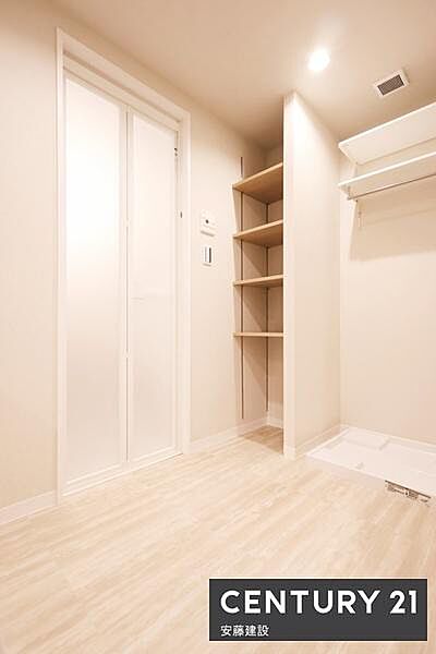 【　洗面所　/　Washroom　】清潔感溢れる洗面所は、家族みんなが快適に使えるよう配慮された空間バタバタしがちな朝の時間も、ゆとりをもって過ごせます！