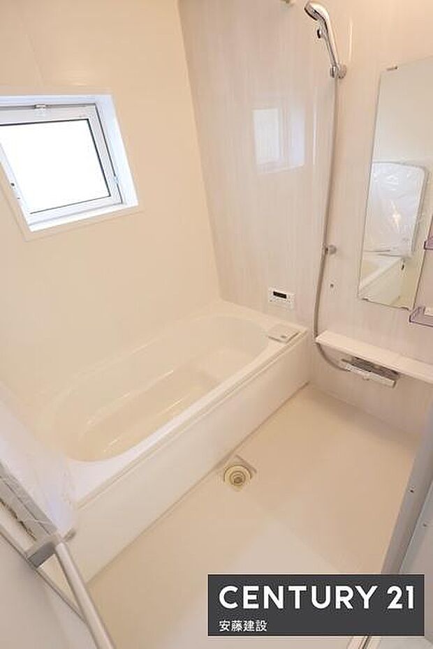 【　浴室　/　Bathroom　】ゆったりと至福のバスタイムを過ごせそうな清潔感ある浴室浴室暖房乾燥機が備わっており換気しやすく、冬場は過度な温度差を防げます