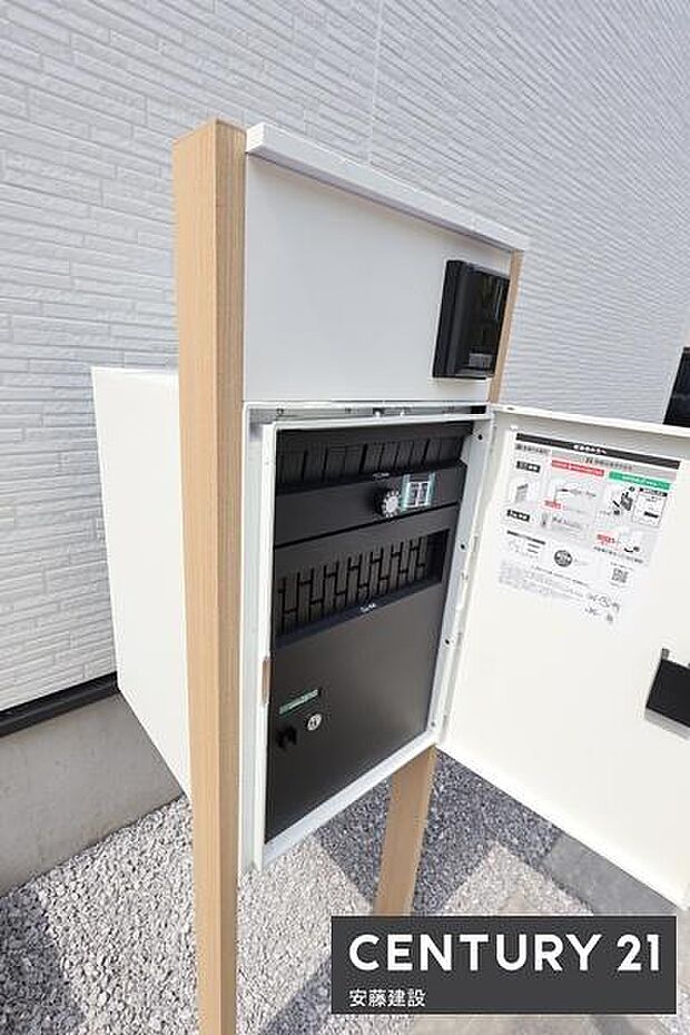 【　宅配ボックス　】忙しい日にも荷物が簡単に受け取れる宅配BOX完備！洗剤やティッシュ、飲料等受け取れそうなサイズ