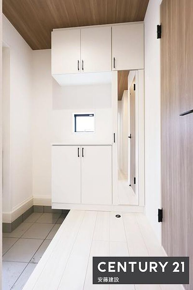 【　玄関　/　entrance　】住む人を毎日見送り迎え入れる、清潔感のある玄関！天井はアクセントクロスを採用し立体感ある空間に