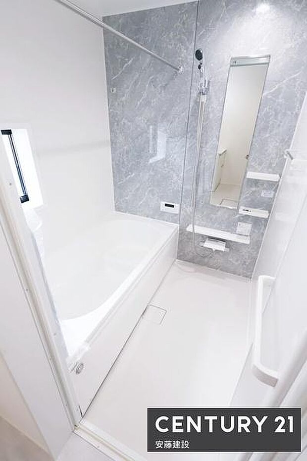 【　浴室　/　Bathroom　】ゆったりと至福のバスタイムを過ごせそうな清潔感ある浴室ホスクリーンが備わっており、雨の日でも室内部屋干し可能