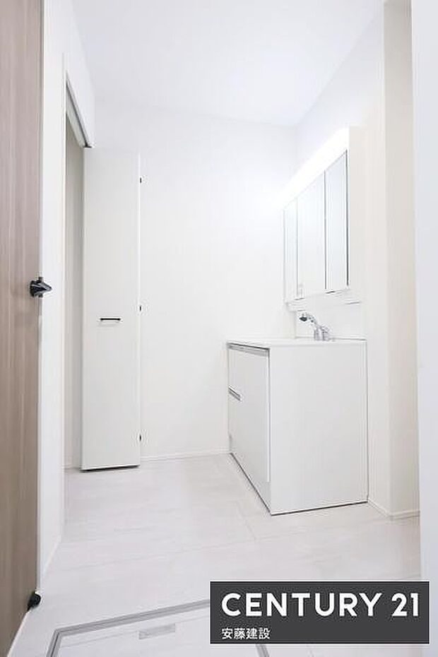 【　洗面所　/　Washroom　】すっきりとまとまったコンパクト設計の洗面所タオルなどを収納できるリネン庫完備