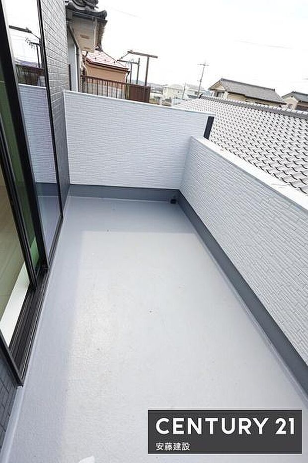 【　バルコニー　/　Balcony　】2部屋から出入可能な南西向きワイドバルコニー！陽当りがよく洗濯物もしっかり乾きます