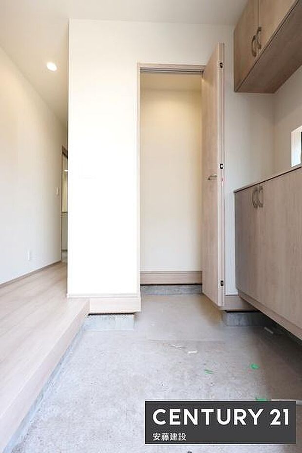 【　玄関　/　entrance　】住む人を毎日見送り迎え入れる、清潔感のある玄関散らかりがちな玄関もすっきり片付くシューズボックス完備！