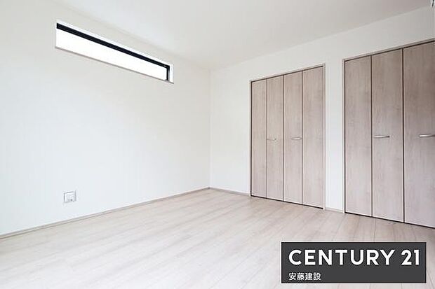 【　寝室　/　7.25帖　】二面採光で明るく開放的なお部屋お好みの家具を置いてこだわりの空間を楽しめますね！収納の使い分けができて便利なＷクローゼット完備