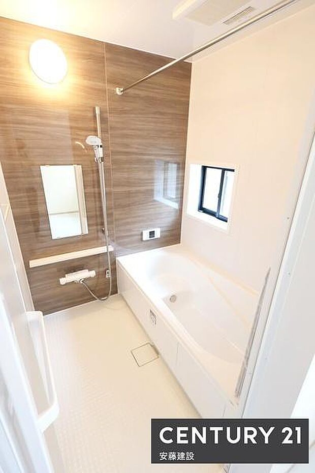 【　浴室　/　Bathroom　】ゆったりと至福のバスタイムを過ごせそうな清潔感ある浴室ホスクリーンが備わっており、雨の日でも室内部屋干し可能