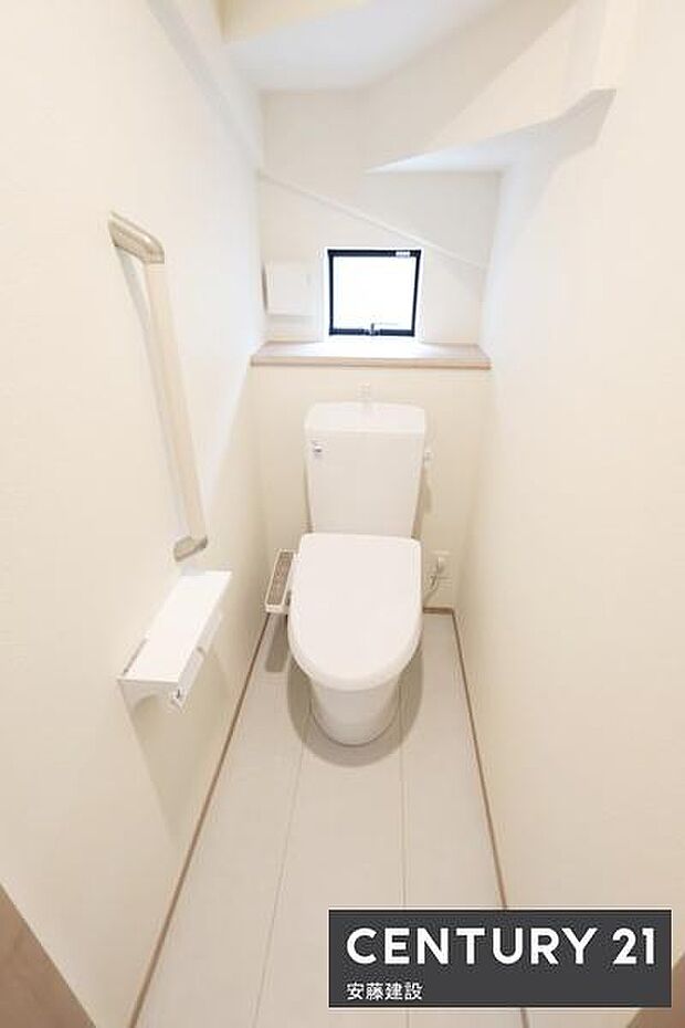 【　トイレ　/　toilet　】明るく清潔的なウォシュレット付きトイレ手すりを完備しており、ご高齢の方まで安心してお使いいただけます