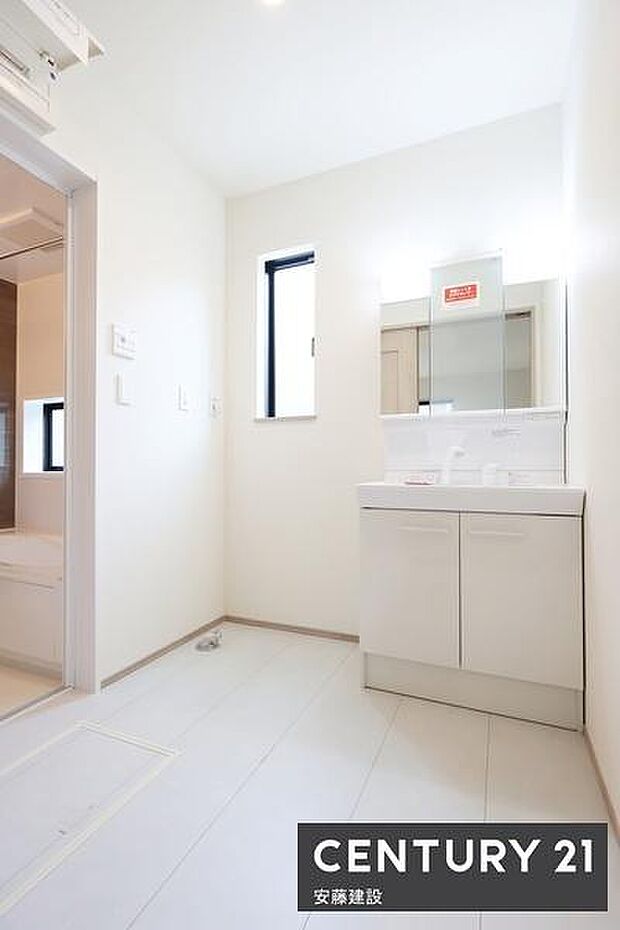 【　洗面所　/　Washroom　】清潔感溢れる洗面所は、家族みんなが快適に使えるよう配慮された空間バタバタしがちな朝の時間も、ゆとりをもって過ごせます！