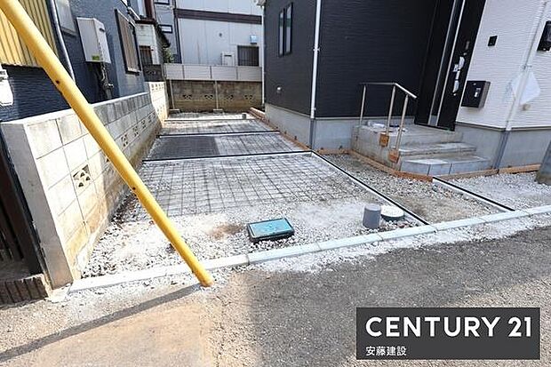 【　駐車場　/　parking　】駐車2台可能なスペース（※1台車種制限）建物正面にもう1台追加可能