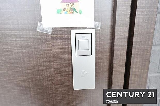 【　設備　】※同社施工例写真　※現況有姿玄関にはスマートキー完備鍵をバッグから探す手間も減り、荷物が多くても開錠楽ちんな便利な設備！
