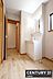 洗面：【　洗面所　/　Washroom　】清潔感溢れる洗面所は、忙しい朝もストレスフリーに身支度できそうな空間掃除道具や洗面用品等がすっきり片付く収納完備