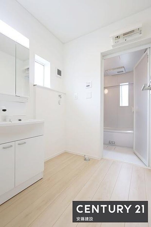 【 洗面所 / Washroom 】清潔感溢れる洗面所は、家族みんなが快適に使えるよう配慮された空間バタバタしがちな朝の時間も、ゆとりをもって過ごせます!