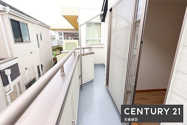 【　バルコニー　/　Balcony　】2部屋から出入可能な南東向きバルコニー道路からの視線が届きにくく、洗濯物も外に見えにくい防犯性に優れた設計！