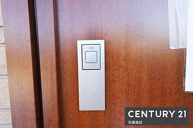 【　玄関　/　entrance　】玄関は専用キーが鞄にあればワンタッチで開閉可能なスマートキー搭載！買い物帰りや雨の日、子どもと手が離せないときでもすぐに施錠できてうれしい機能