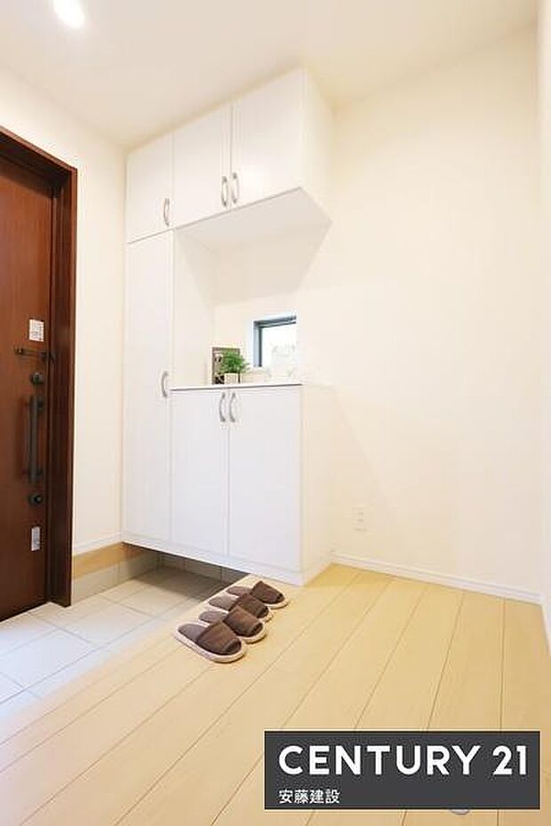 【　玄関　/　entrance　】住む人を毎日見送り迎え入れる、落ち着いた雰囲気の玄関！