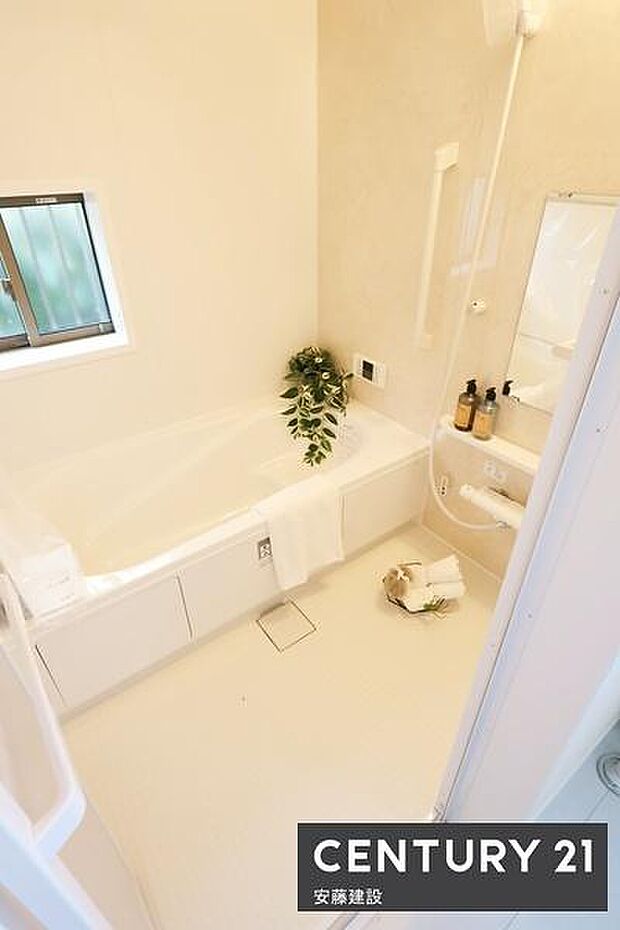 【　浴室　/　Bathroom　】ゆったりと至福のバスタイムを過ごせそうな清潔感ある浴室