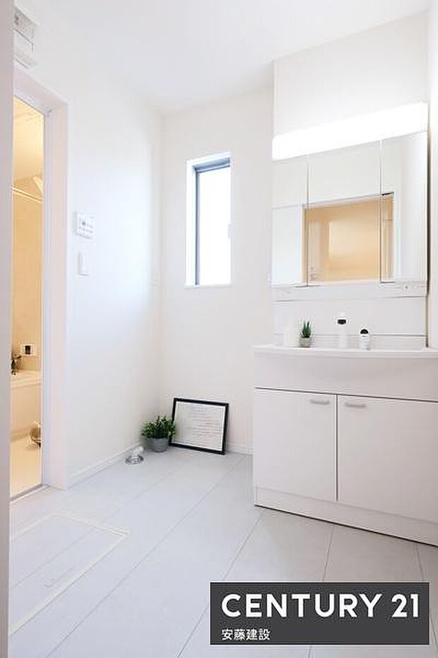 【　洗面所　/　Washroom　】清潔感溢れる洗面所は、家族みんなが快適に使えるよう配慮された空間バタバタしがちな朝の時間も、ゆとりをもって過ごせます！