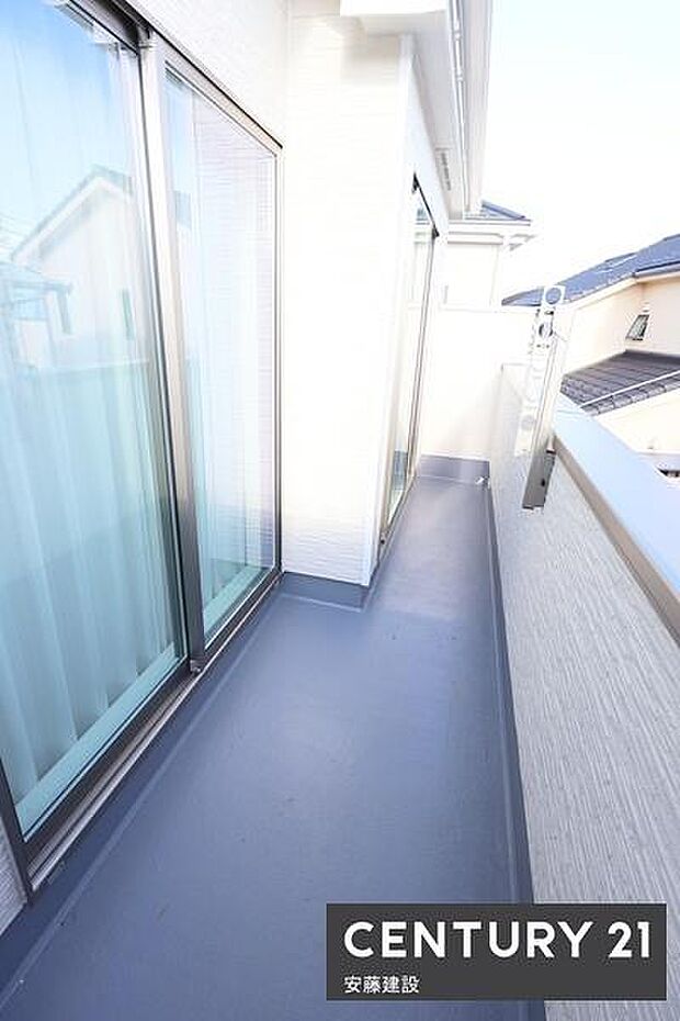 【　バルコニー　/　Balcony　】陽当りがよく洗濯物もしっかり乾きそうな南向きバルコニー