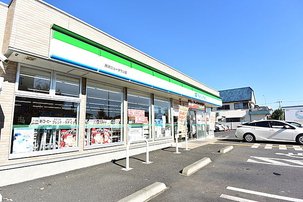 ファミリーマート　所沢ニュータウン店まで590m