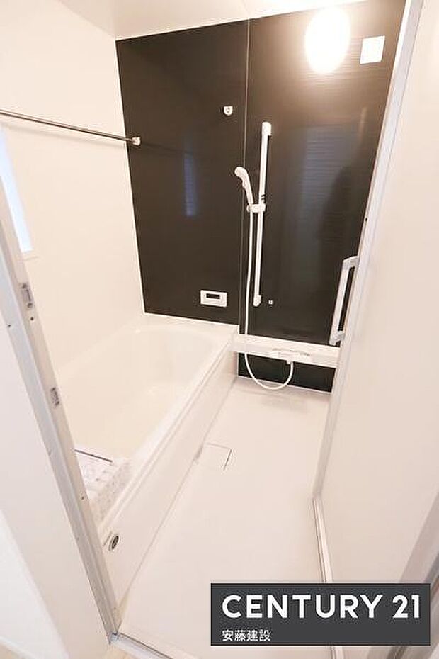 【 浴室 / Bathroom 】ホテルのような上質なデザインのシステムバス浴室暖房乾燥機が備わっており換気しやすく、冬場は過度な温度差を防げます