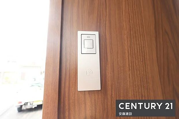 【 玄関 / entrance 】玄関は専用キーが鞄にあればワンタッチで開閉可能なスマートキー搭載!買い物帰りや雨の日、子どもと手が離せないときでもすぐに施錠できてうれしい機能