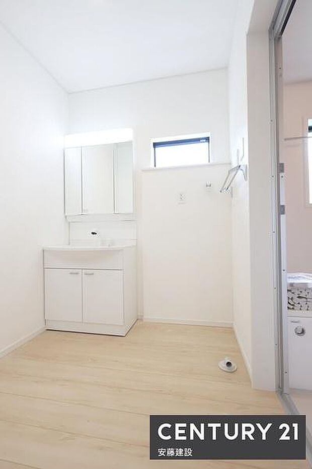【 洗面所 / Washroom 】清潔感溢れる洗面所は、家族みんなが快適に使えるよう配慮された空間バタバタしがちな朝の時間も、ゆとりをもって過ごせます!