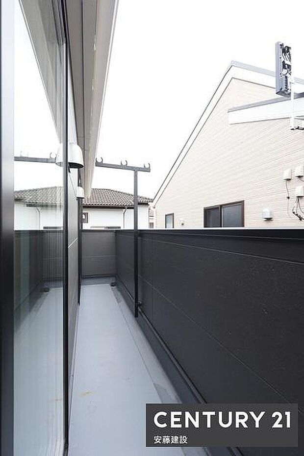 【 バルコニー / Balcony 】2寝室から出入可能な南西向きワイドバルコニー!広さがあるので、プランターを並べたガーデニングスペースとしても活用できます