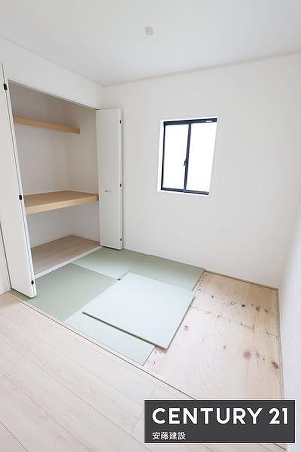 【 和室 / 5.2帖 】リビング横に備わった収納完備の畳コーナーお子様の遊び場やリビング続き間としても最適なスペース!