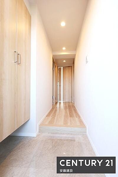【　玄関　/　entrance　】住む人を毎日見送り迎え入れる、清潔感のある玄関しっかり片付くシューズボックス完備！掃除は下に砂を落として箒で掃くだけなので簡単です！