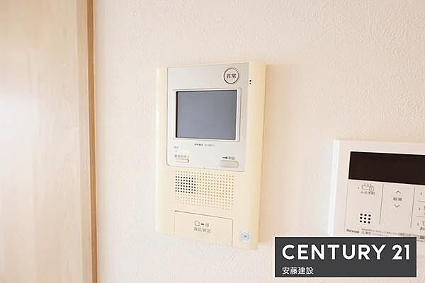 【　TVモニター付きインターホン　】来訪者の顔を確認してから応対できるため、お子様だけのお留守番時も安心！