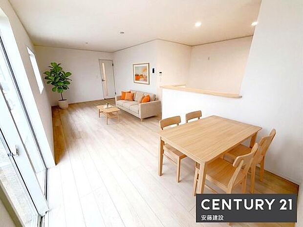 【　同社施工例写真　/　リビング18帖　】（※設備においては現況有姿です）※家具や小物はCGによるイメージです。