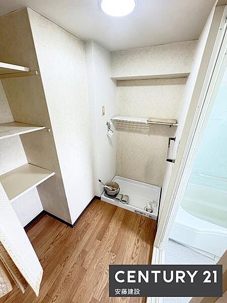 【　洗面所　/　Washroom　】収納棚完備ですっきり片付けられるゆとりの洗面所カーテンで洗面台と仕切れば、家庭内でのプライベート性の確保や入浴中の洗面台使用も可能