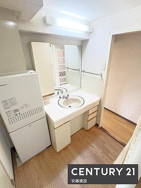 【　独立洗面化粧台　】大きな鏡と収納が備わった独立洗面化粧台完備忙しい朝もストレスフリーに身支度できそうな空間