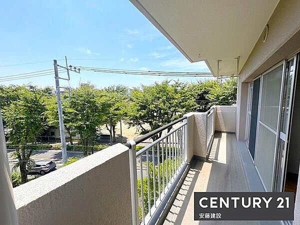 【　バルコニー　/　Balcony　】2部屋から出入可能な南向きバルコニー！陽当りがよく洗濯物もしっかり乾きます