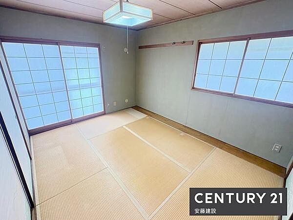 【　和室　/　6帖　】リビング横に備わった収納完備の和室お子様の遊び場やリビング続きとしても最適なスペース