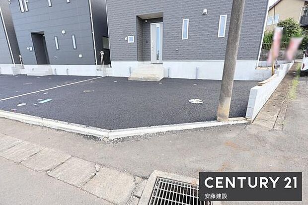 【 駐車場 / parking 】並列2台可能な駐車スペースご夫婦それぞれのお車をお家の前に停めることができます