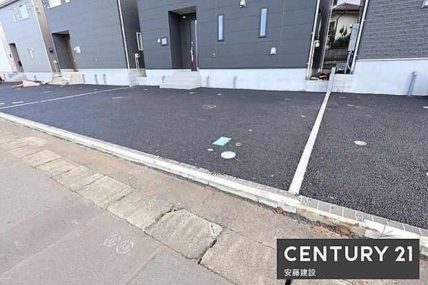 【 駐車場 / parking 】並列2台可能な駐車スペースご夫婦それぞれのお車をお家の前に停めることができます