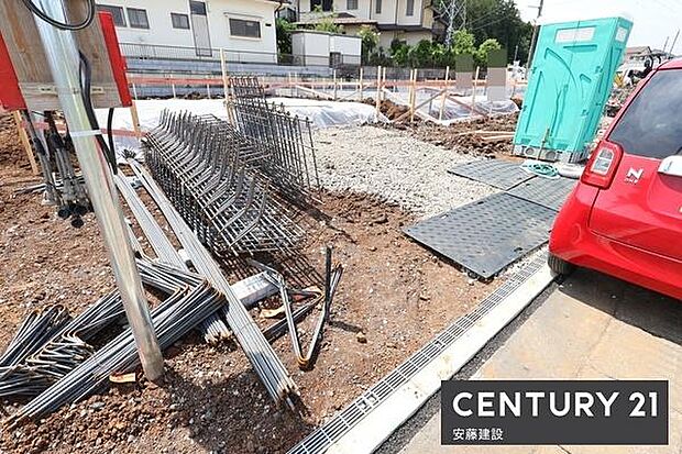 【　駐車場　/　parking　】並列2台可能な駐車スペースご夫婦それぞれのお車をお家の前に停めることができます