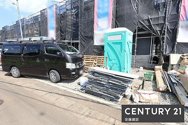 【 駐車場 / parking 】並列2台可能な駐車スペースご夫婦それぞれのお車をお家の前に停めることができます
