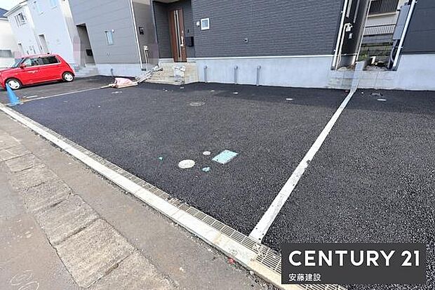 【 駐車場 / parking 】並列2台可能な駐車スペースご夫婦それぞれのお車をお家の前に停めることができます