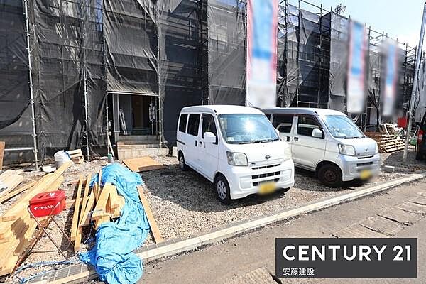 【　駐車場　/　parking　】並列2台可能な駐車スペースご夫婦それぞれのお車をお家の前に停めることができます