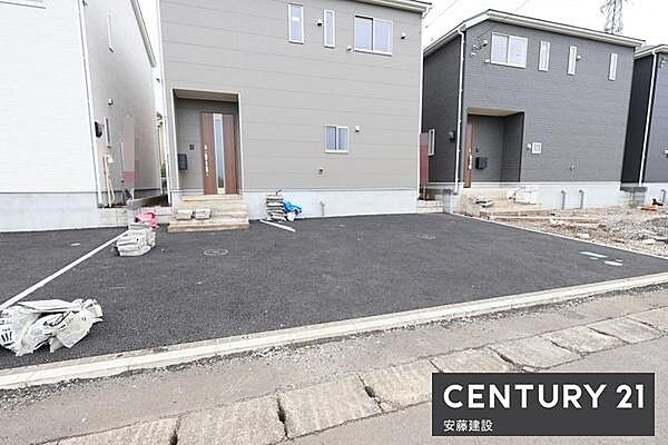 【　駐車場　/　parking　】並列2台可能な駐車スペースご夫婦それぞれのお車をお家の前に停めることができます
