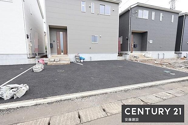 【 駐車場 / parking 】並列2台可能な駐車スペースご夫婦それぞれのお車をお家の前に停めることができます