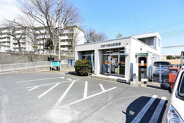 日高下鹿山郵便局まで733m