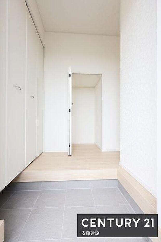 【　玄関　/　entrance　】住む人を毎日見送り迎え入れる、清潔感のある玄関散らかりがちな玄関もすっきり片付くシューズボックス完備！