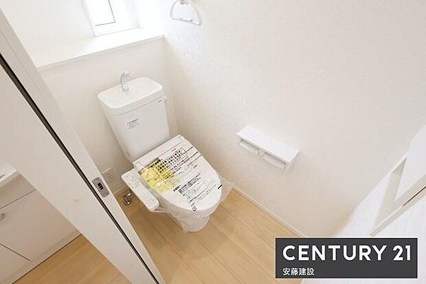 【　トイレ　/　toilet　】清潔的なウォッシュレット付きトイレトイレットペーパーや掃除用具をしまえる上棚付き