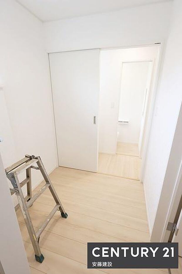 【　脱衣所　/　Washroom　】明るくゆとりある広さの脱衣所！洗面化粧台と分かれており、家庭内でのプライベート性も確保できる設計
